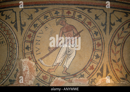 Francia, Borgogna, Tournus, Abbaye de St-Philibert mosaico piastrelle del pavimento Foto Stock