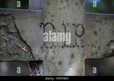 RIP inscritto sulla croce di Arnos Vale Cimitero Bristol Inghilterra Foto Stock