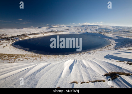 In inverno la Godivelle Lake (Puy de Dôme - Francia). Lac d'En-Haut à la Godivelle (63850) en hiver (Puy de Dôme - Francia). Foto Stock