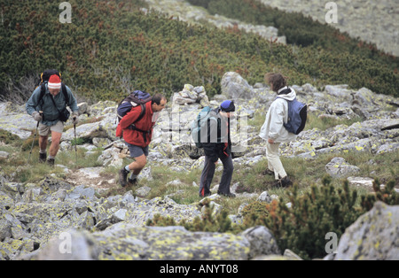 Gruppo di persone a piedi nella zona Bezbog il Parco Nazionale di Pirin Bulgaria Foto Stock