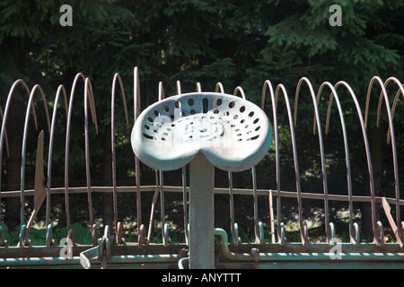 Un vecchio rastrello fieno si trova abbandonato in Boemia orientale, Repubblica Ceca Foto Stock