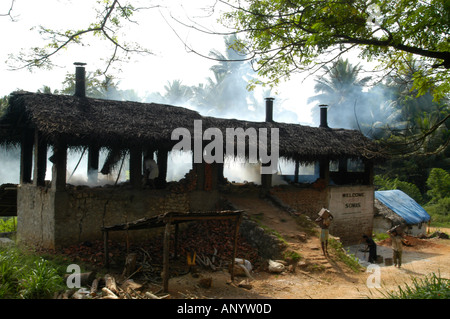 Carboni Ardenti Ceylon Sri Lanka fuoco forno di fumo Foto Stock