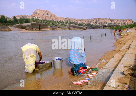 Donne che svolgono servizio lavanderia presso il fiume Foto Stock