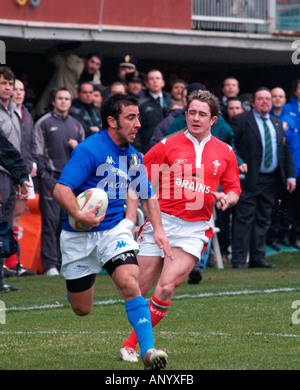 Shane Williams insegue Luciano Oquera Italia v Galles Sei Nazioni 12 Feb 2005 Foto Stock