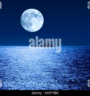 Casquets faro fuori Alderney, Isole del Canale - la luna è stato aggiunto digitalmente da un'immagine separata. Foto Stock