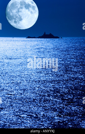 Casquets faro fuori Alderney, Isole del Canale - la luna è stato aggiunto digitalmente da un'immagine separata Foto Stock
