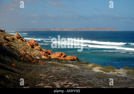 Ruvida costa del sud Ningaloo Reef Marine Park con il suo confine meridionale Red Bluff all'orizzonte Australia Occidentale Foto Stock