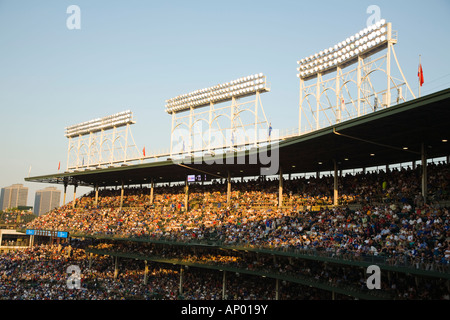 ILLINOIS Chicago folla nel ponte superiore a Wrigley Field night game stadium per Chicago Cubs professionale team di baseball Foto Stock