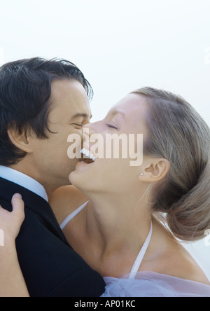 Sposa e lo sposo che abbraccia, close-up Foto Stock