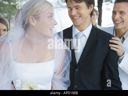 Sposa e lo sposo circondato da amici Foto Stock