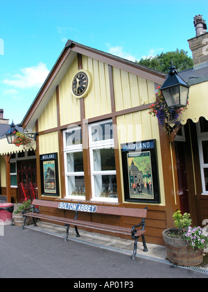 Bolton Abbey banchina della stazione e panca Foto Stock