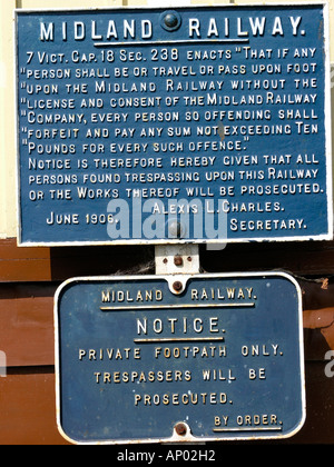 Ferrovia Midland preavviso i trasgressori saranno perseguiti a norma di legge a Bolton Abbey Station Foto Stock