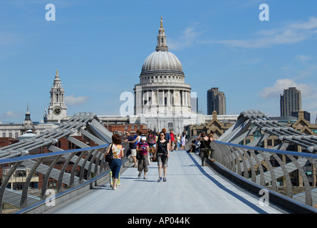 Pedoni attraversando a piedi il Millenium Bridge di Londra con san Paolo con la cattedrale in background Foto Stock