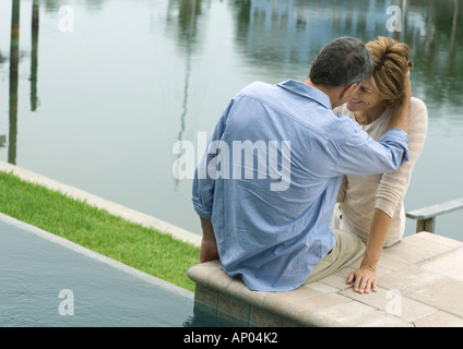 Giovane seduti a bordo di acqua Foto Stock