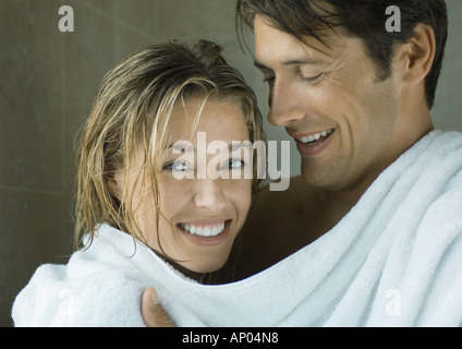 Coppia giovane essiccando Foto Stock