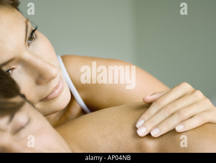 Donna sdraiata sull'uomo torna Foto Stock