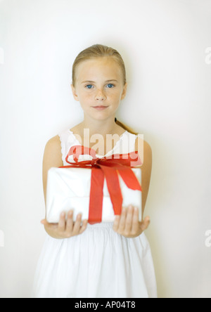 Ragazza tenendo presente, vista frontale Foto Stock