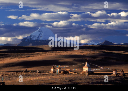 Monastero di chiu i suoi 3 CHORTENS e Monte Kailash 6638M sono visitati da devoti pellegrini buddista del Tibet Foto Stock