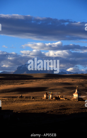 Monastero di chiu i suoi 3 CHORTENS e Monte Kailash 6638M sono visitati da devoti pellegrini buddista del Tibet Foto Stock