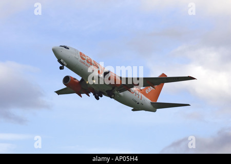 Un Boeing B737 serie 700 di Easyjet serata partenza contro il cielo tempestoso Foto Stock