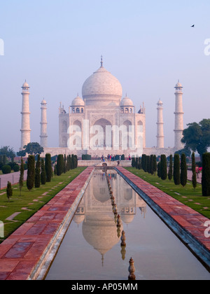 Xvii secolo Taj Mahal mausoleo di prima mattina con riflessi nella piscina di acqua. Agra Uttar Pradesh India Asia Foto Stock