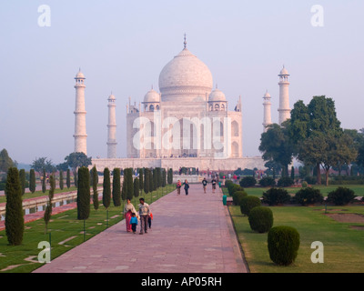 Xvii secolo Taj Mahal mausoleo di prima mattina la luce diurna con persone i turisti in visita a. Agra Uttar Pradesh India Asia Foto Stock