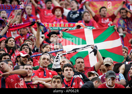 CA Osasuna tifosi mostrando una bandiera basca. Foto Stock