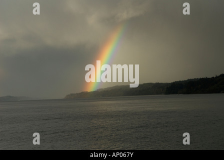Rainbow su Puget Sound con Vashon Island in background Foto Stock