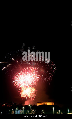 La rucola, starburst a. Fuochi d'artificio prevista dal Consiglio Comunale di Nottingham per dare il benvenuto nel nuovo anno il XVII secolo Mansion House costruito Foto Stock