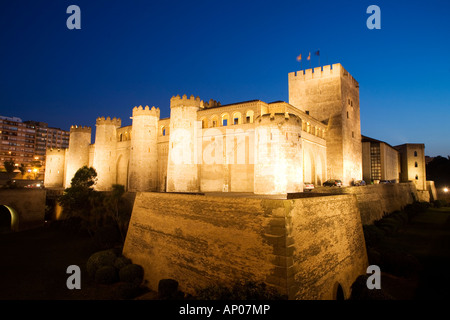 Stile mudéjar Castillo de la Aljafería di Saragozza un crepuscolo, Saragozza, Aragona, Spagna, Europa UE Foto Stock