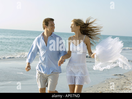 Matura in esecuzione sulla spiaggia Foto Stock
