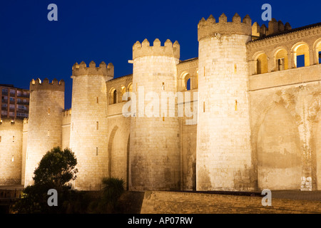 Stile mudéjar Castillo de la Aljafería di Saragozza un crepuscolo, Saragozza, Aragona, Spagna, Europa UE Foto Stock