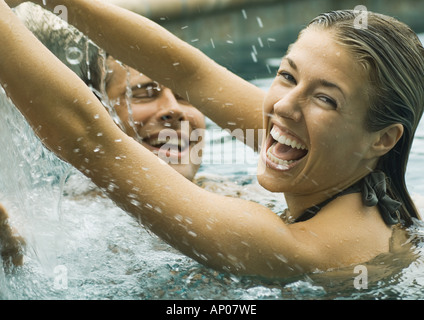 Paio di ridere in piscina Foto Stock