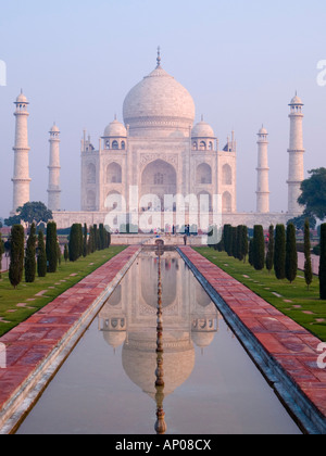 Xvii secolo Taj Mahal mausoleo di prima mattina con la luce di riflessione in una piscina di acqua. Agra Uttar Pradesh India Asia Foto Stock