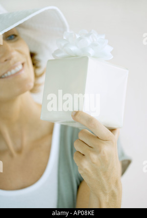 Donna che mantiene fino presente Foto Stock