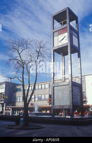 Town Square Stevenage Hertfordshire UK Centre di post guerra nuova della città con la torre dell orologio e negozi aperti Aprile 1959 Foto Stock
