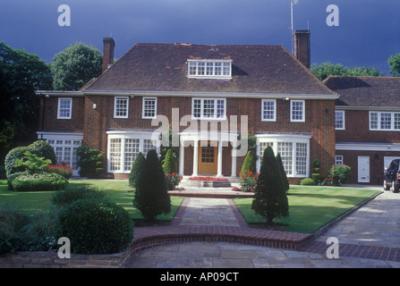 Auspicabile neo georgiano casa distaccata, Hampstead, Londra del nord REGNO UNITO visto nel passaggio di sole e ombra Foto Stock