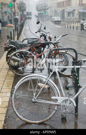 Francia, sulle Alpi francesi (Isère), Grenoble: bici sulla neve / Luogo Notre Dame / Inverno Foto Stock