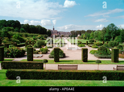 Giardino dell'Abbaye de Valloires in somme in Francia con la stessa abbazia in background Foto Stock