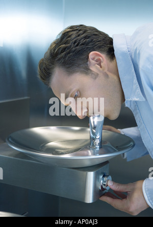 Uomo di bere dalla fontana di acqua Foto Stock