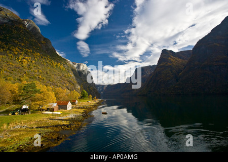 Vista panoramica dal fiordo Naeroyfjord in Norvegia Foto Stock