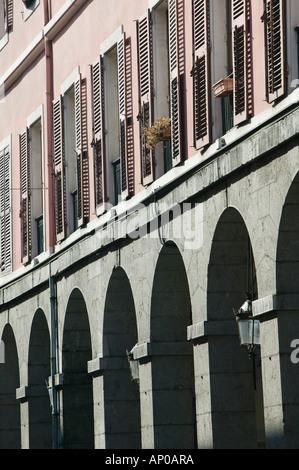 Francia, sulle Alpi francesi (Savoie), Chambery: Rue de Boigne, dettaglio di Street Arcade Foto Stock