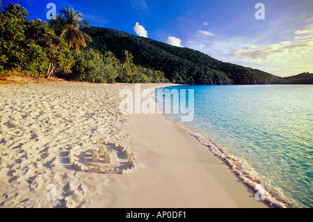Un castello di sabbia sulle acque si affaccia sulla spiaggia di sabbia bianca di Trunk Bay, mentre il mare turchese lambisce la riva di St John, Isole Vergini americane Foto Stock