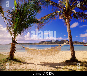 Amaca oscilla nella brezza sulla spiaggia caraibica a Baie de l imboccatura St Martin Foto Stock