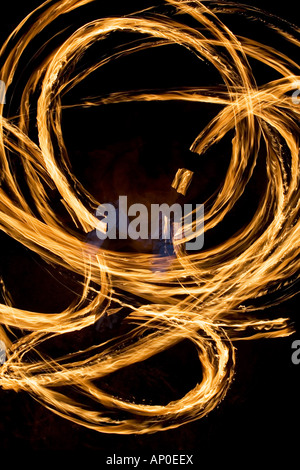 Fire ballerini patternMan Fire dancing con bastoni di fuoco di notte. India. Configurazione astratta. Esposizione lunga Foto Stock
