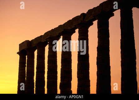 In Europa, in Grecia, Attica, Cape Sounion. Tempio di Poseidone colonne al tramonto Foto Stock
