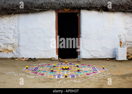 Rangoli design con fiori e sterco di vacca utilizzato in un Indiano street per celebrare il festival indù di Pongal Sankranti o. Andhra Pradesh, India Foto Stock