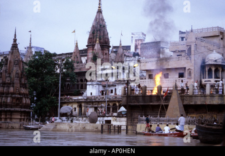 Una vista sul Ghats su Varanasi dal fiume Gange Manikarnika Ghat è uno del corpo cremazione ghats in questa città santa Foto Stock