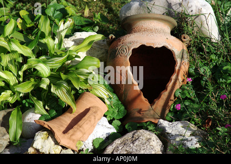 Vecchia pentola floreale con focolare foro sagomato. Foto Stock