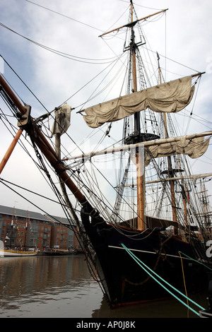 Conte di Pembroke tre masted Barque rig c 1790. Pembroke fu costruito in Pukavik, Svezia come uno dei tre ultimi masted sailing golette, nel 1945. Ella legname commerciato nel Mar Baltico e British East Coast fino ad essere prevista fino a Thisted, Danimarca nel 1974. La Piazza Sail Company ha acquistato la sua nel 1979 e ha subito un restauro completo che è iniziata nel 1985. In 1994, lei è stato commissionato come i tre alberi del xviii secolo barca di legno che ella è oggi. Porto di Gloucester, Gloucester, Gloucestershire, Inghilterra Foto Stock